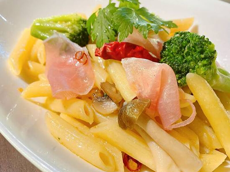 牛渋谷・神泉エリアのランチ&カフェメニュー 「生ハムとブロッコリーのペペロンチーノ」